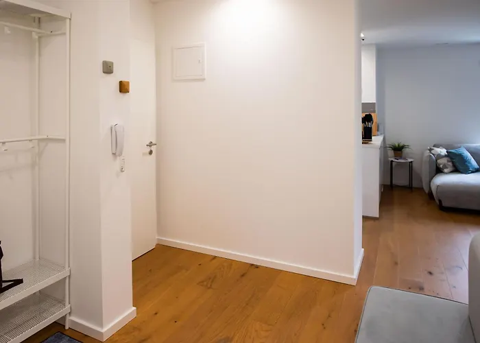 Schoene, Zentrale Fuer 4 Personen Augsburg